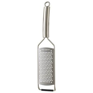 https://www.hartsofstur.com/media/catalog/product/cache/e92c7f34499ec9d5ecf9029aa98f99aa/0/9/0938000-Microplane-Professional-Series-Coarse-Grater-600px_1.jpg